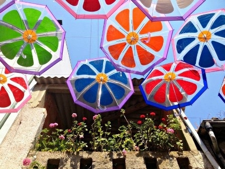 Rực rỡ phố "ô dù" ở Bồ Đào Nha - 3 Đình Kiên
